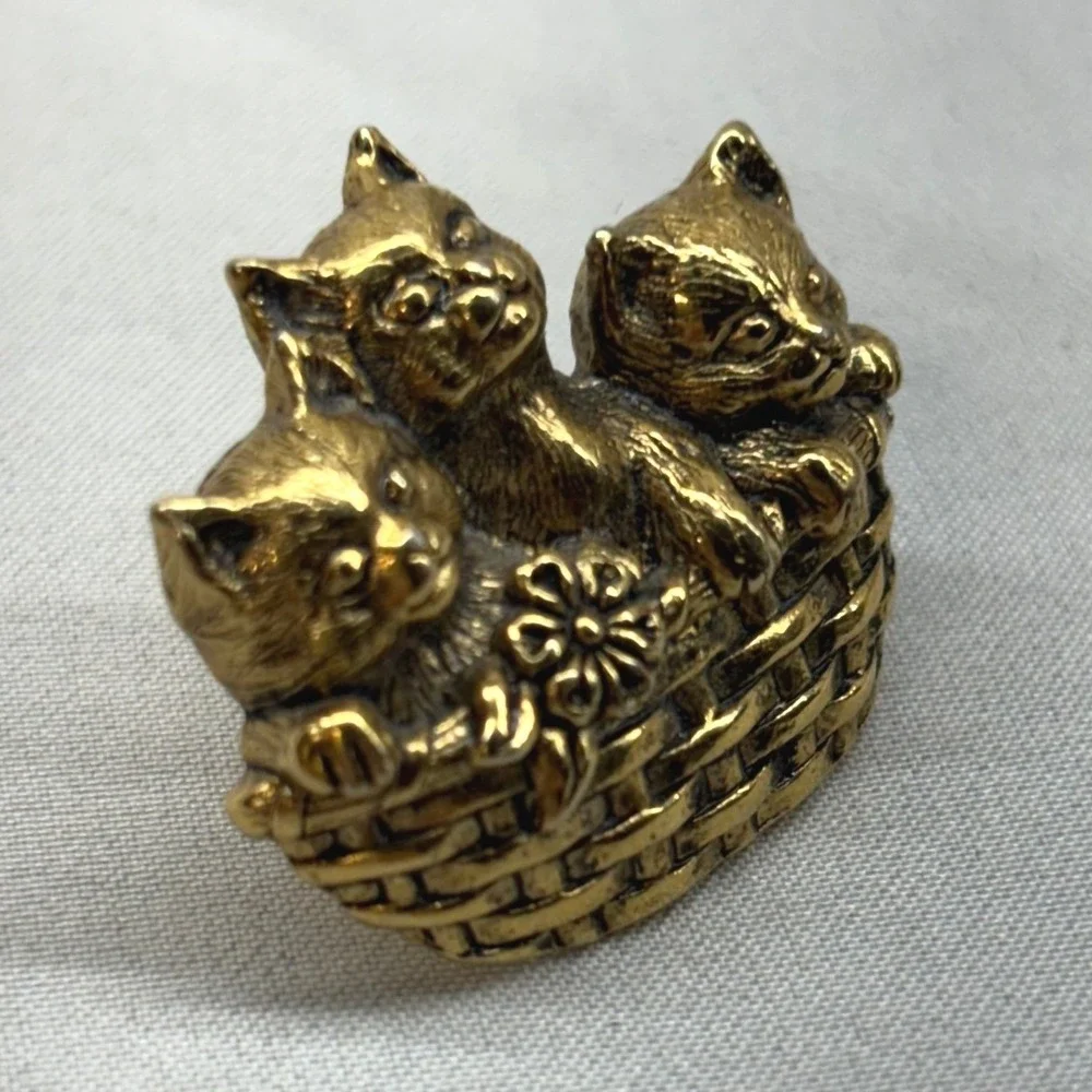 Unbranded Kitten Basket Pin Unisex OS Gold Excellent Vintage Animal Brooch